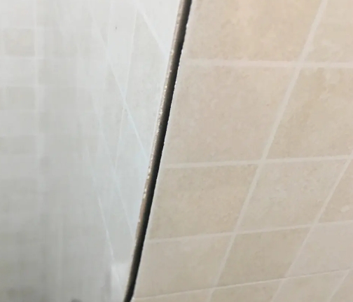 景县瓷砖空鼓维修公司分享阳台瓷砖脱落的修复过程可以分为以下几个步骤