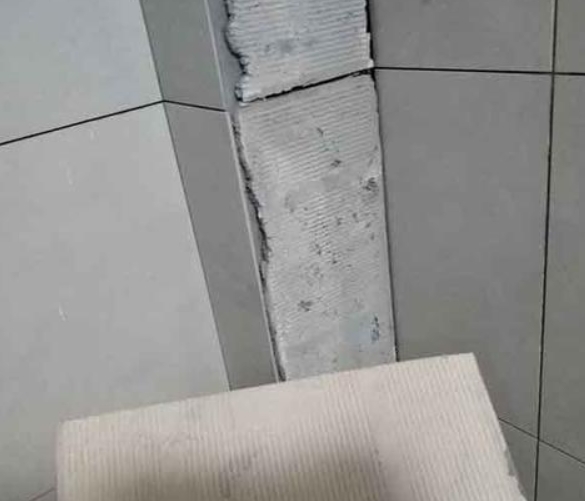 景县瓷砖空鼓维修公司分享下厨房瓷砖脱落的补救措施。